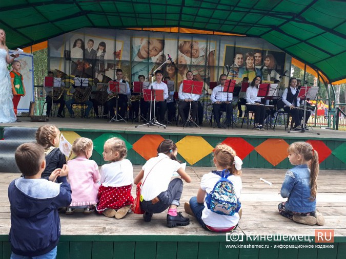 В городском парке Кинешмы 1 сентября отметили большим праздником фото 9