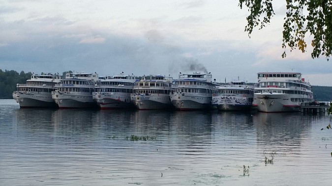 В Плесе к причалу подошли сразу семь теплоходов фото 3