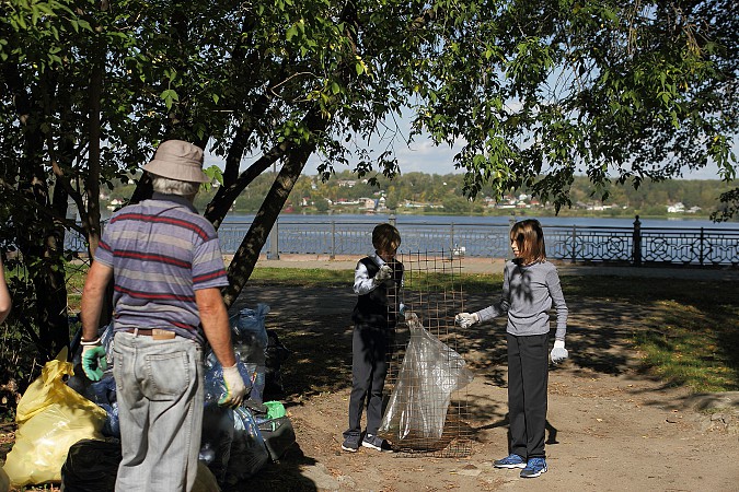 Всемирный День чистоты в Кинешме отметили большой уборкой Волжского бульвара фото 5