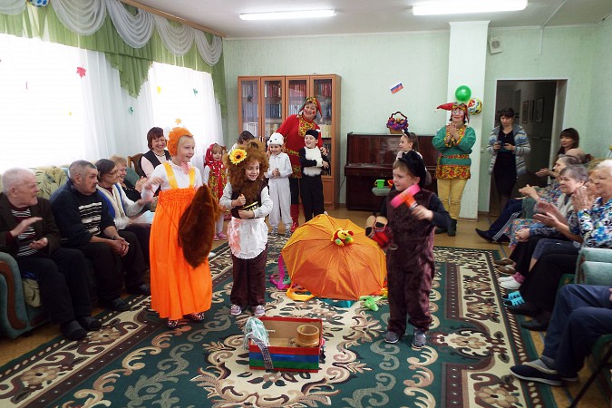 «Веселую карусель» закрутили детсадовцы для пожилых кинешемцев фото 2