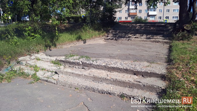 Мэрия Кинешмы не сделала обещанный ремонт тротуара у центрального парка фото 2