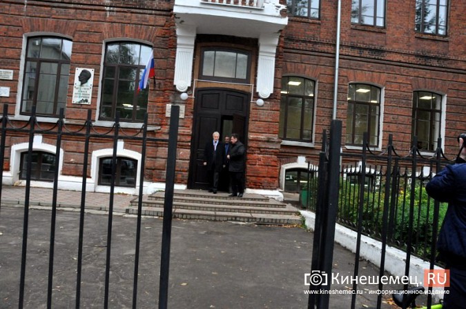 Юрий Смирнов высоко оценил ремонт в кинешемском лицее фото 6