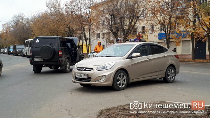 У входа в городской парк столкнулись «УАЗ» и «Хендай Солярис» фото 3
