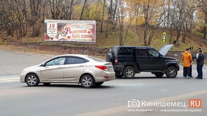 У входа в городской парк столкнулись «УАЗ» и «Хендай Солярис» фото 4