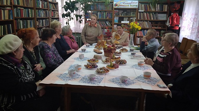 Ветеран кинешемской журналистики спела на вечере в библиотеке фото 2