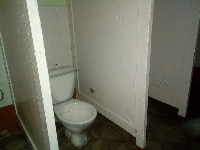 В заволжской школе №3 оборудуют дверями кабинки в мужском туалете фото 2