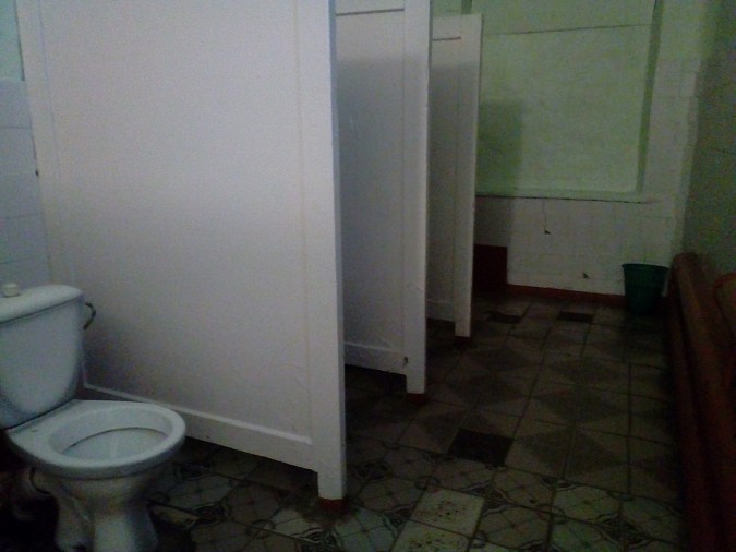 В заволжской школе №3 оборудуют дверями кабинки в мужском туалете фото 3