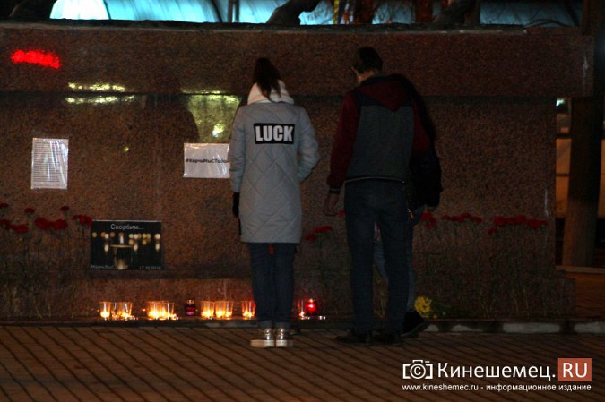 Кинешемцы несут свечи и цветы в память о жертвах трагедии в Керчи фото 2