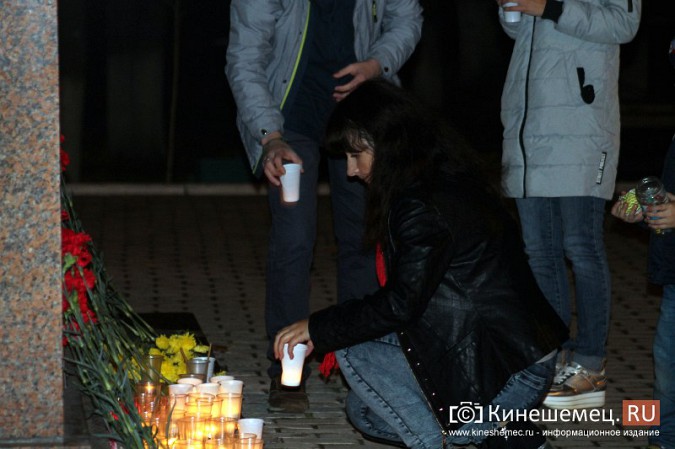 Кинешемцы несут свечи и цветы в память о жертвах трагедии в Керчи фото 9