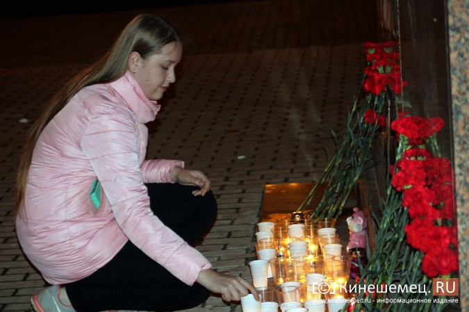 Кинешемцы несут свечи и цветы в память о жертвах трагедии в Керчи фото 14