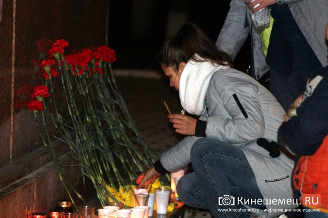 Кинешемцы несут свечи и цветы в память о жертвах трагедии в Керчи фото 10