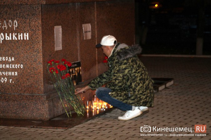 Кинешемцы несут свечи и цветы в память о жертвах трагедии в Керчи фото 7
