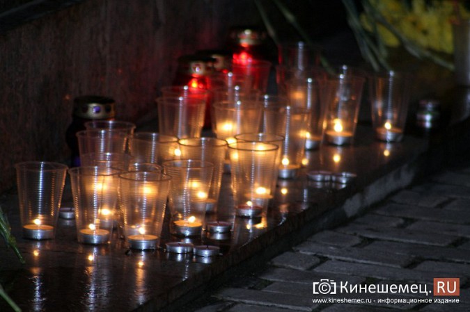 Кинешемцы несут свечи и цветы в память о жертвах трагедии в Керчи фото 6