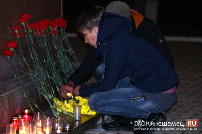 Кинешемцы несут свечи и цветы в память о жертвах трагедии в Керчи фото 5