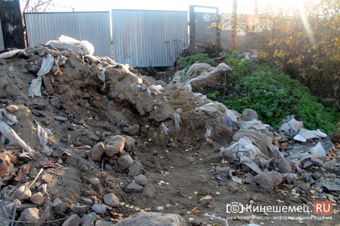 На улице Попова в «Сокольниках» появилась свалка строительного мусора фото 9