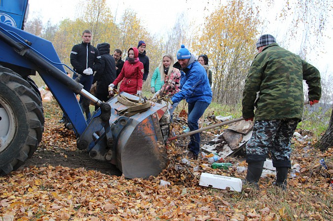 Спикер Кинешемской думы Михаил Батин поучаствовал в уборке свалки фото 2