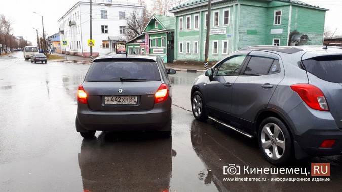 У остановки «Почта» водитель «Опеля» подрезал «Шкоду» и уехал с места ДТП фото 5