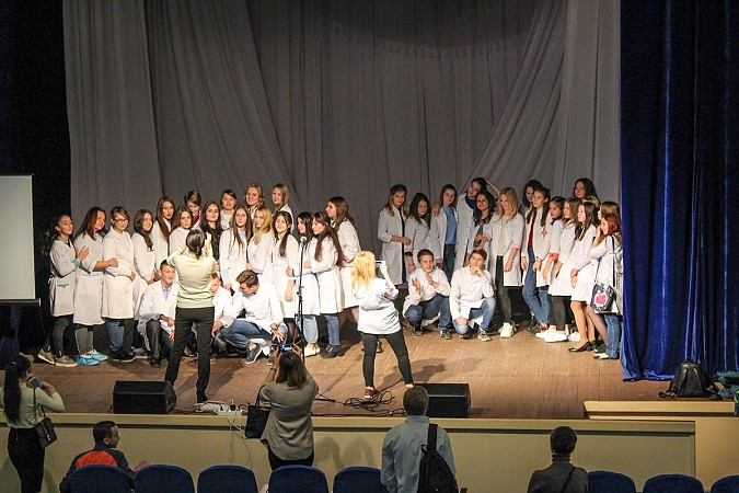 Первокурсников кинешемского медицинского колледжа посвятили в студенты фото 13