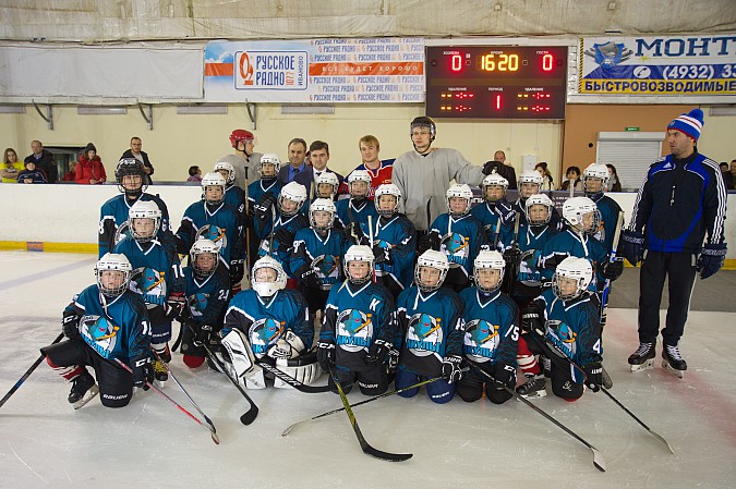 Станислав Воскресенский и актеры «Молодежки» встретились с юными хоккеистами фото 8