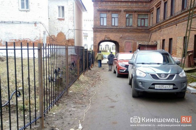 В Кинешме перекрыли проезд на парковку за медколледжем с улицы Фрунзе фото 4