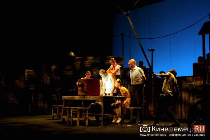 Театр из Санкт-Петербурга погрузил кинешемцев «В день свадьбы» фото 7