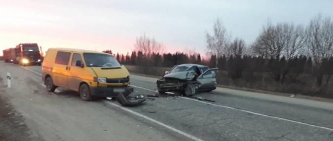 «ВАЗ» выехал на встречку и угодил в «Фольксваген» в Ивановской области фото 2