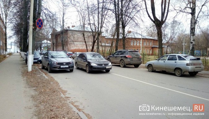 В Кинешме из-за припаркованных машин карета скорой не может проехать через улицу Крупской фото 2