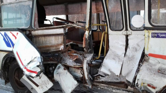 В Родниковском районе пассажирский автобус столкнулся со снегоуборочной машиной фото 2