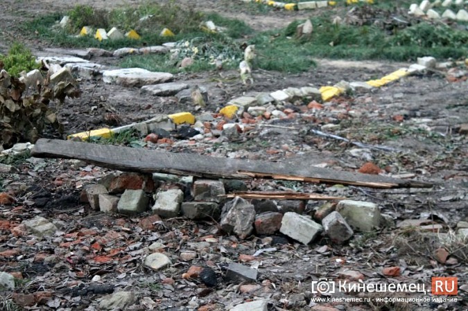 Спасаясь от машин, жители завалили двор дома на ул.Островского строительным мусором фото 7