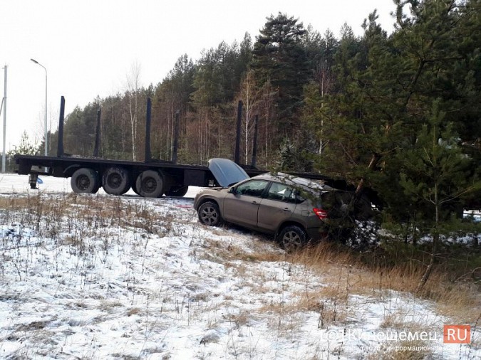 Жесткое столкновение на въезде в Кинешму: лесовоз смял иномарку фото 8