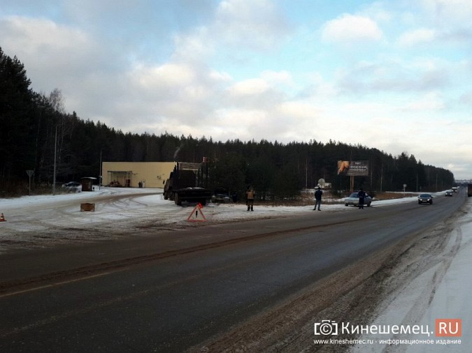 Жесткое столкновение на въезде в Кинешму: лесовоз смял иномарку фото 3