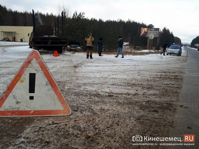 Жесткое столкновение на въезде в Кинешму: лесовоз смял иномарку фото 2