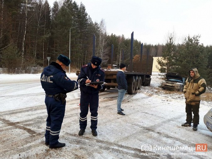 Жесткое столкновение на въезде в Кинешму: лесовоз смял иномарку фото 10