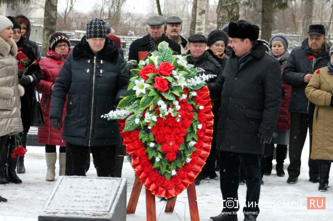 В Кинешме возложили цветы к могиле неизвестного солдата фото 43