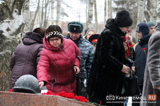 В Кинешме возложили цветы к могиле неизвестного солдата фото 55