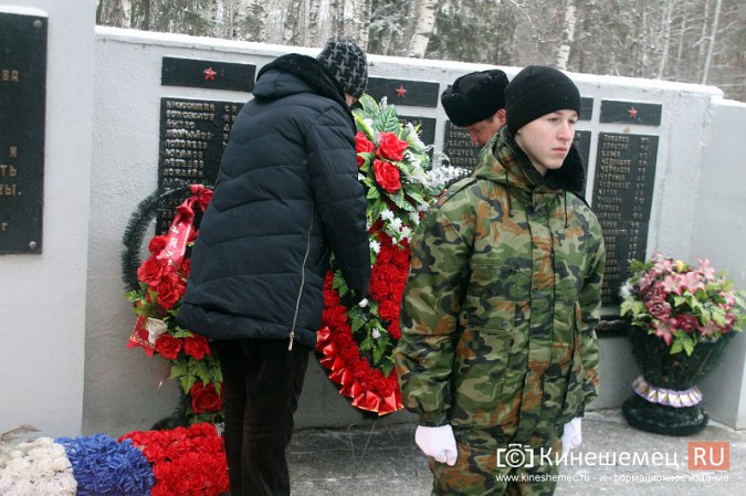 В Кинешме возложили цветы к могиле неизвестного солдата фото 45
