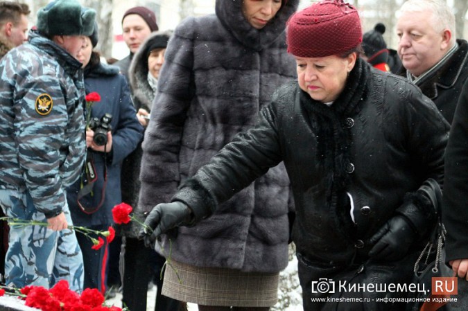 В Кинешме возложили цветы к могиле неизвестного солдата фото 51