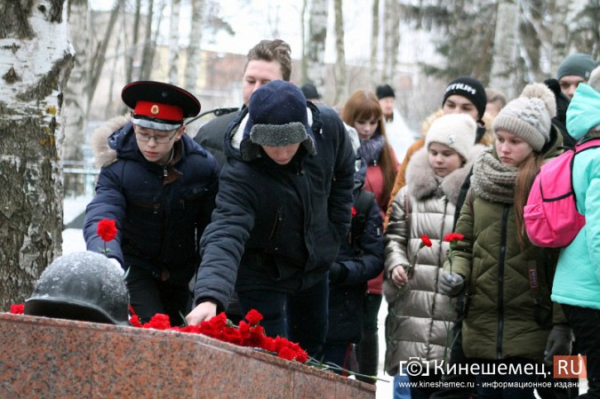В Кинешме возложили цветы к могиле неизвестного солдата фото 57