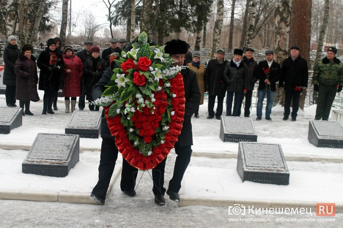 В Кинешме возложили цветы к могиле неизвестного солдата фото 44