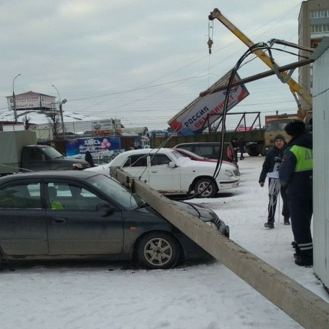 Рабочие лихо уронили бетонный столб на легковушку в Иванове фото 2