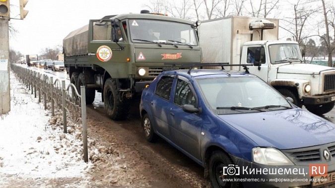 В Кинешме учебный «КамАЗ» въехал у пешеходника в «Renault Logan» фото 5
