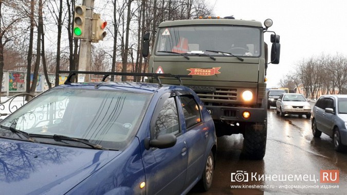 В Кинешме учебный «КамАЗ» въехал у пешеходника в «Renault Logan» фото 6