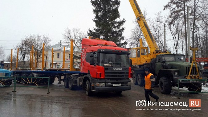 В Кинешме установили вторую по величине новогоднюю елку фото 3