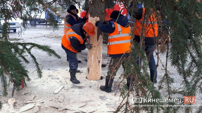 В Кинешме установили вторую по величине новогоднюю елку фото 7