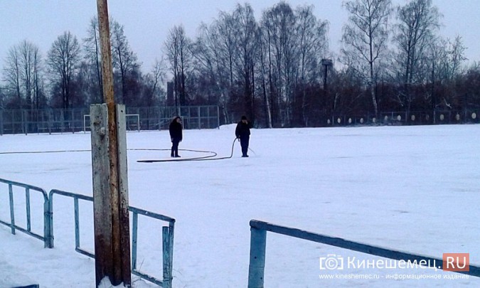 На «Томне» устанавливают елку и заливают каток фото 3