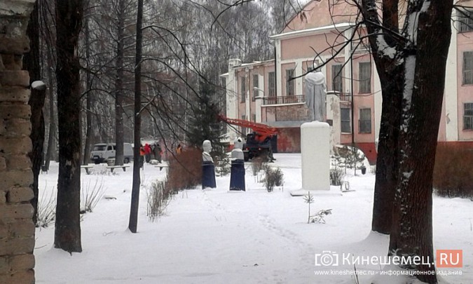 На «Томне» устанавливают елку и заливают каток фото 2