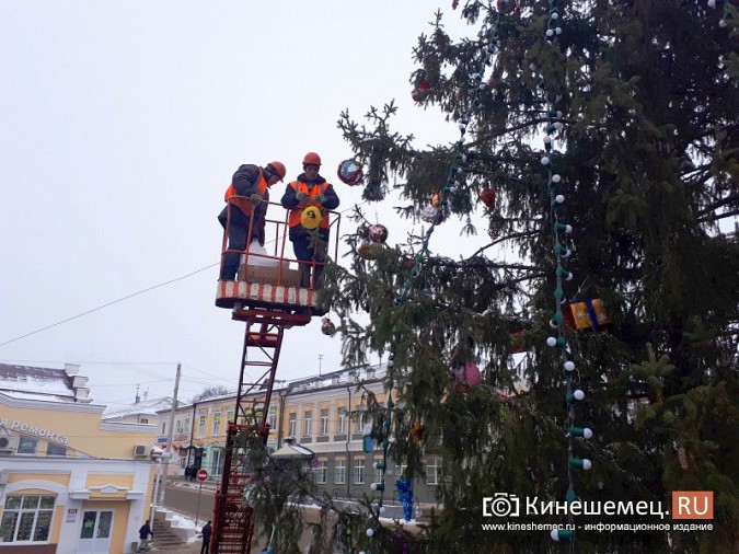 В центре Кинешмы украшают главную новогоднюю елку фото 9