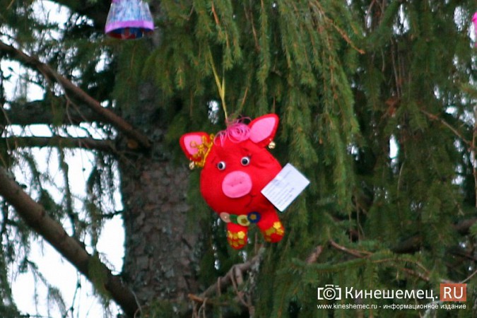 В центре Кинешмы украшают главную новогоднюю елку фото 6
