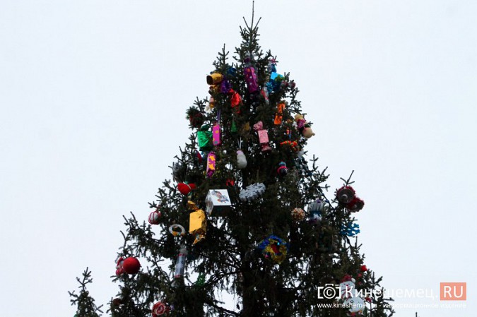 В центре Кинешмы украшают главную новогоднюю елку фото 3