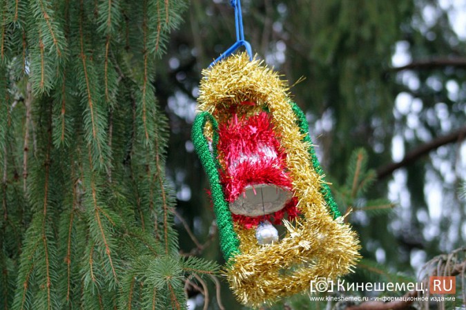 В центре Кинешмы украшают главную новогоднюю елку фото 4